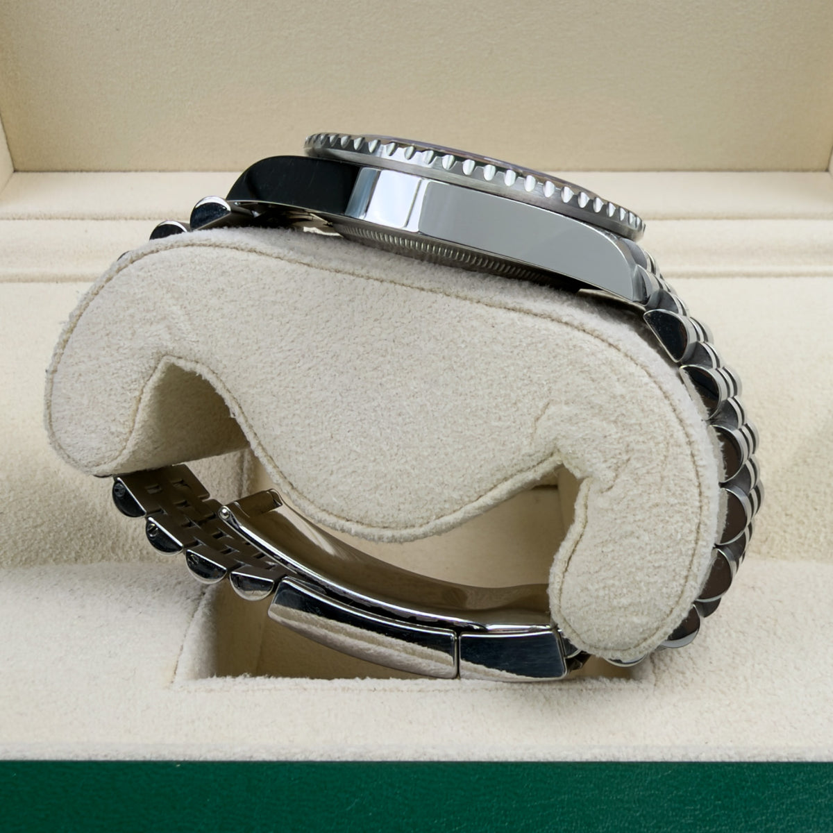 Rolex GMT Master II Pepsi - Box and Papers 2022 Unpolished (DMC)